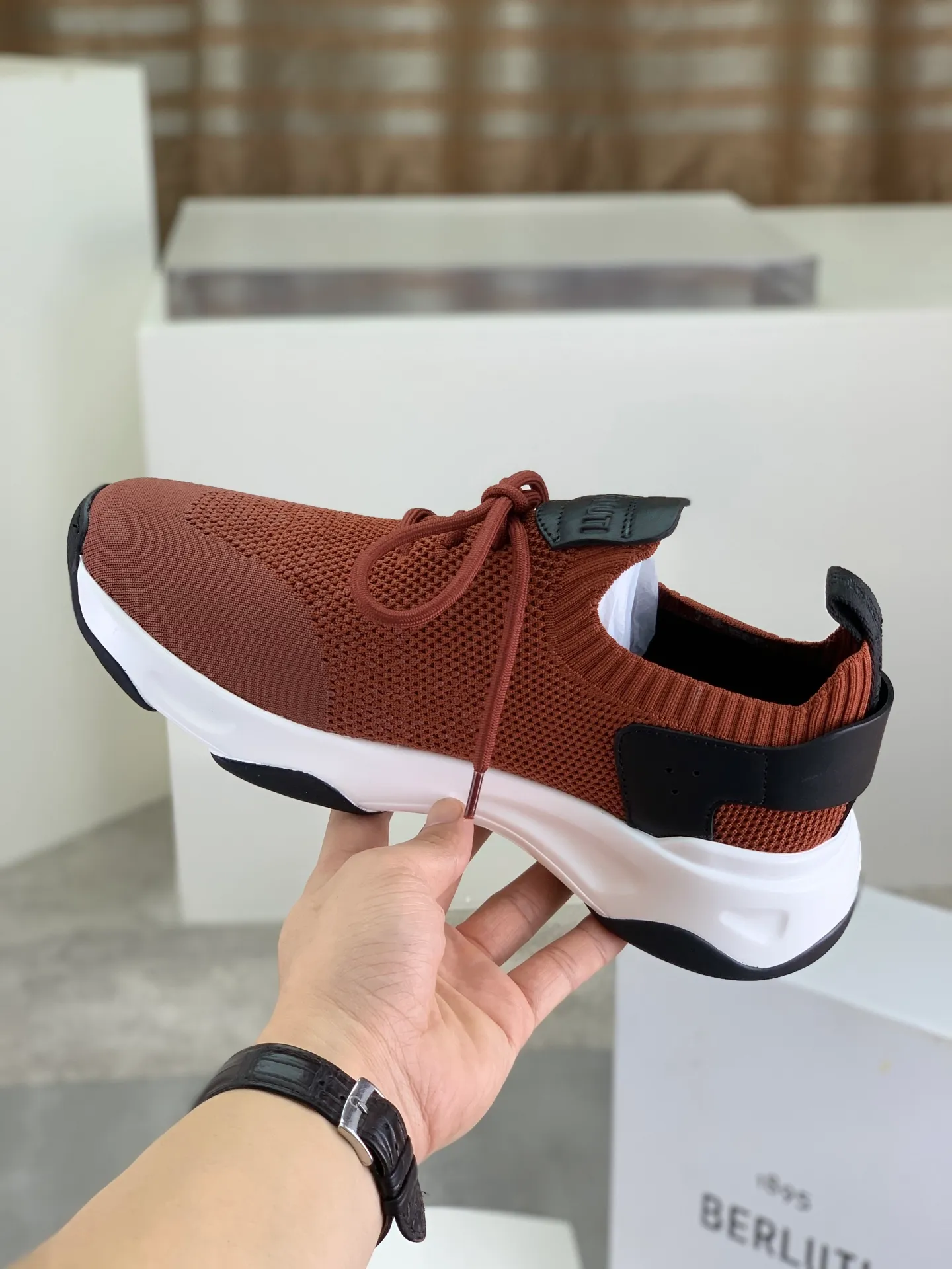 Factory price P680 💰Top purchasing quality💎💎Berlut* France's top men's shoes, the Berluti brand broke the rules in its debut and launched a new Edge shoe last. This model is hand-crafted with exquisite and fashionable fly-woven cowhide, a water-dyed cowhide lining, and an original color-blocked lightweight and wear-resistant rubber sole. This bold improvement of the iconic shoe last is of great significance to the creative work of its unique shape and edge width. On Alessandro shoes, this sharp-edged silhouette is made more see-through through Kris' bold and professional new Cloudy dyeing, making it classic and fashionable! Size: 39-45 (38 and 46 sizes can be customized)